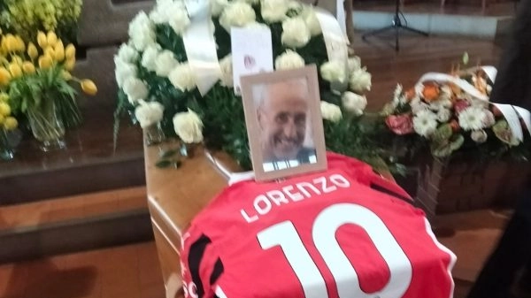 La bara con la maglia del Milan