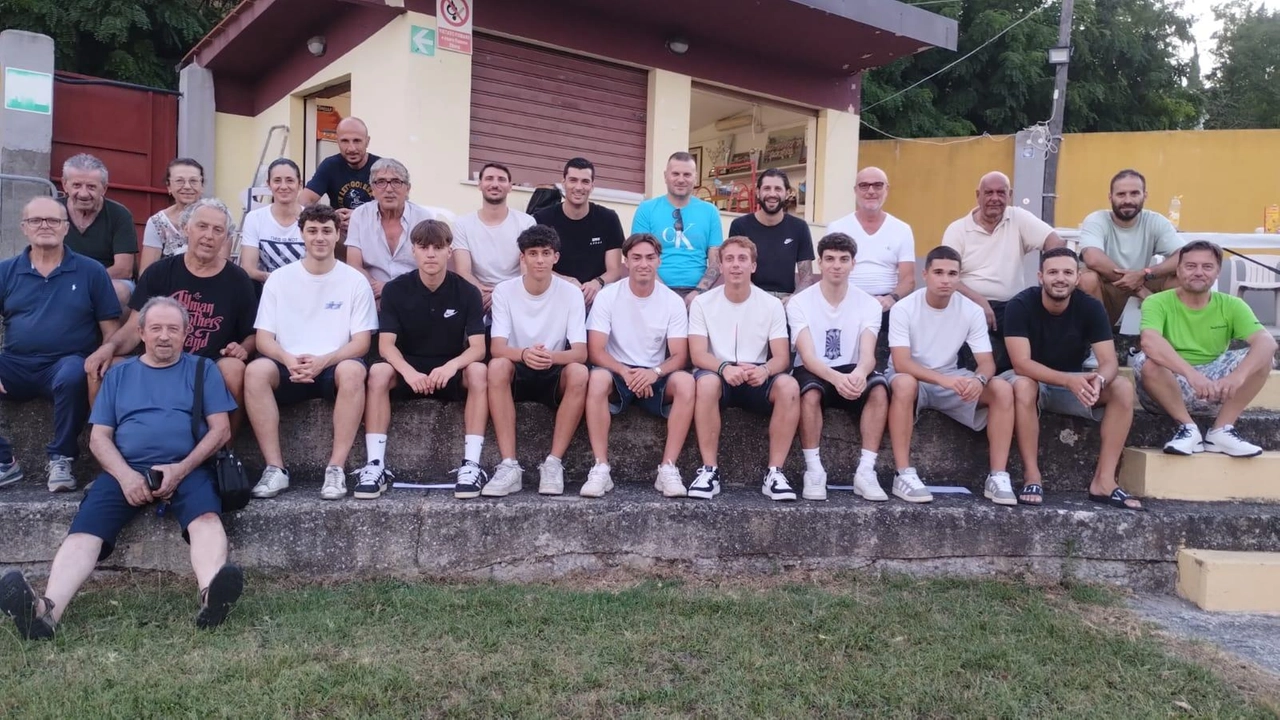 La società amaranto ha dato il via alla nuova stagione calcistica incontrando presso lo storico campo sportivo Brunner i giocatori... La società amaranto ha dato il via alla nuova stagione calcistica incontrando presso lo storico campo sportivo Brunner i giocatori...