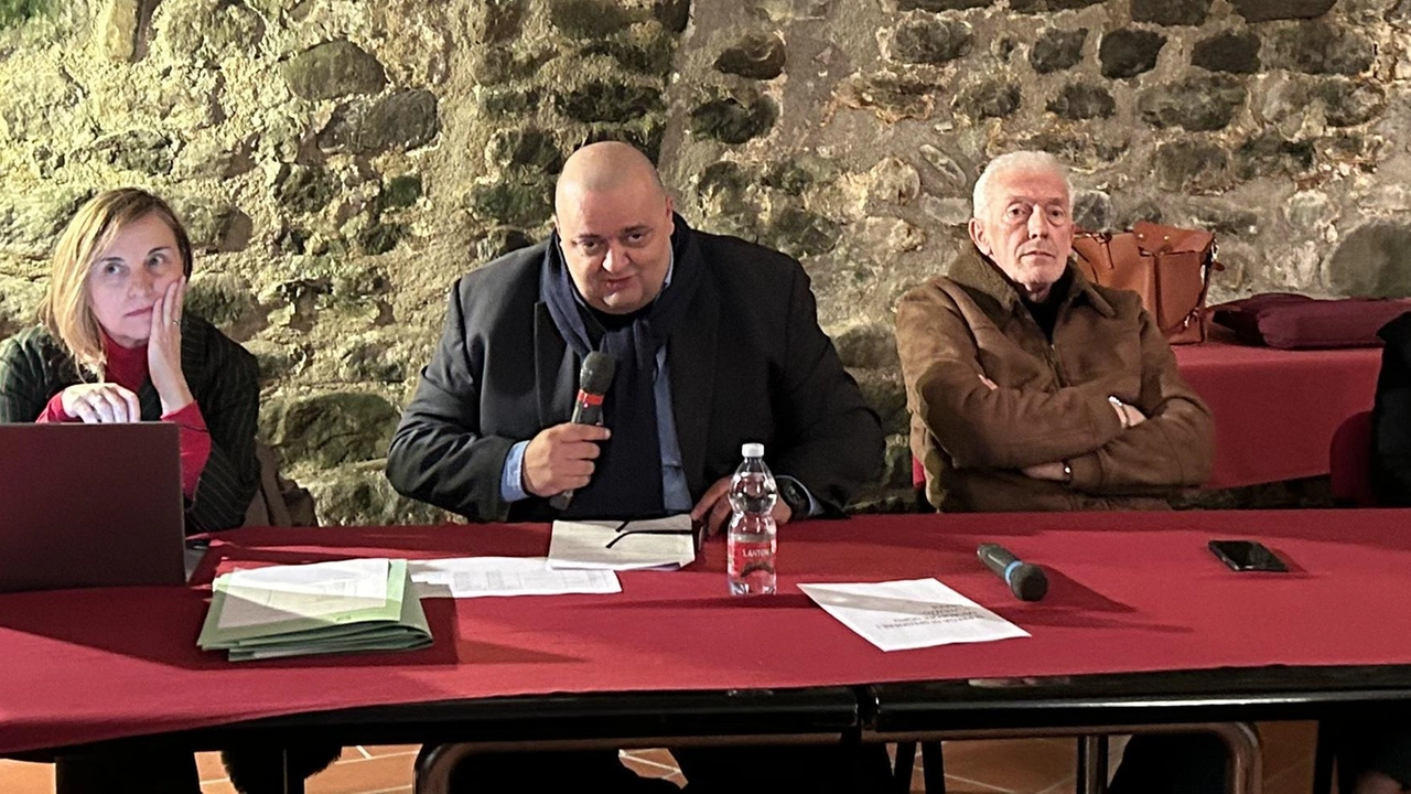 Il sindaco di Villafranca Filippo Bellesi e gli assessori durante la seduta del consiglio comunale che ha sancito il dissesto del Comune Il sindaco di Villafranca Filippo Bellesi e gli assessori durante la seduta del consiglio comunale che ha sancito il dissesto del Comune
