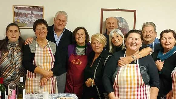 Le Comari di Montebello al pranzo di beneficenza assieme al sindaco di Camaiore Marcello Pierucci Le Comari di Montebello al pranzo di beneficenza assieme al sindaco di Camaiore Marcello Pierucci