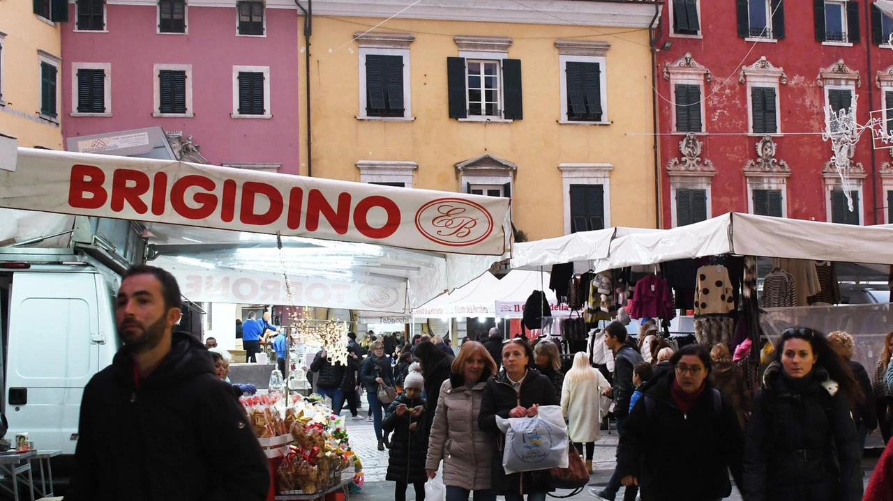 In Piazza Alberica acrobati vestiti da elfi si caleranno dai palazzi. Previsti spazi per lettere di babbo Natale In Piazza Alberica acrobati vestiti da elfi si caleranno dai palazzi. Previsti spazi per lettere di babbo Natale