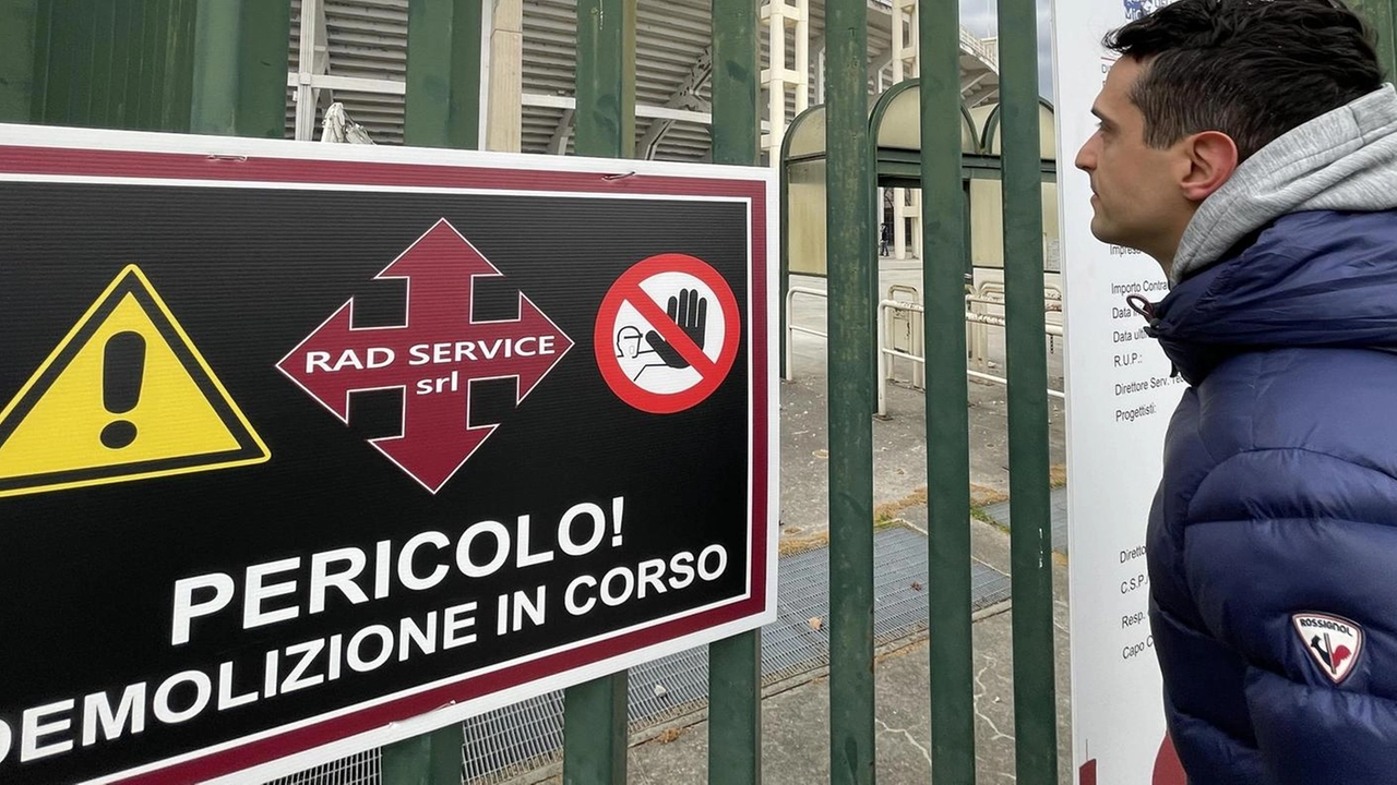 Un cartello dei cantieri lungo la cancellata esterna dello stadio Artemio Franchi Un cartello dei cantieri lungo la cancellata esterna dello stadio Artemio Franchi