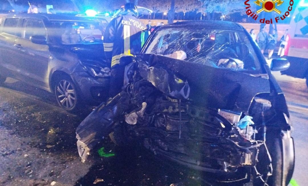 Incidente a Lucca, 4 feriti: conducente incastrato nell’auto, lo liberano i vigili del fuoco Incidente a Lucca, 4 feriti: conducente incastrato nell’auto, lo liberano i vigili del fuoco