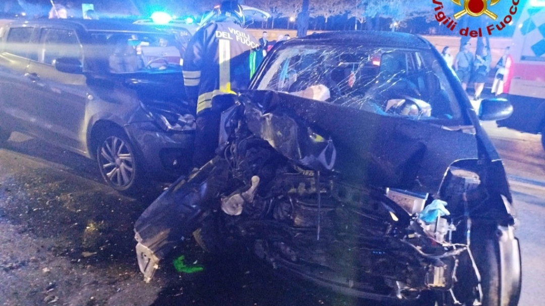 L'incidente avvenuto a Lucca nel quale sono rimaste ferite 4 persone (Foto vigili del fuoco) L'incidente avvenuto a Lucca nel quale sono rimaste ferite 4 persone (Foto vigili del fuoco)