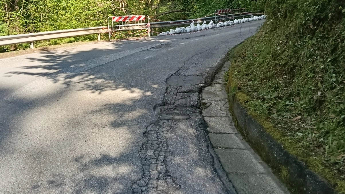 Il manto dissestato della strada che conduce nel paese di Colonnata