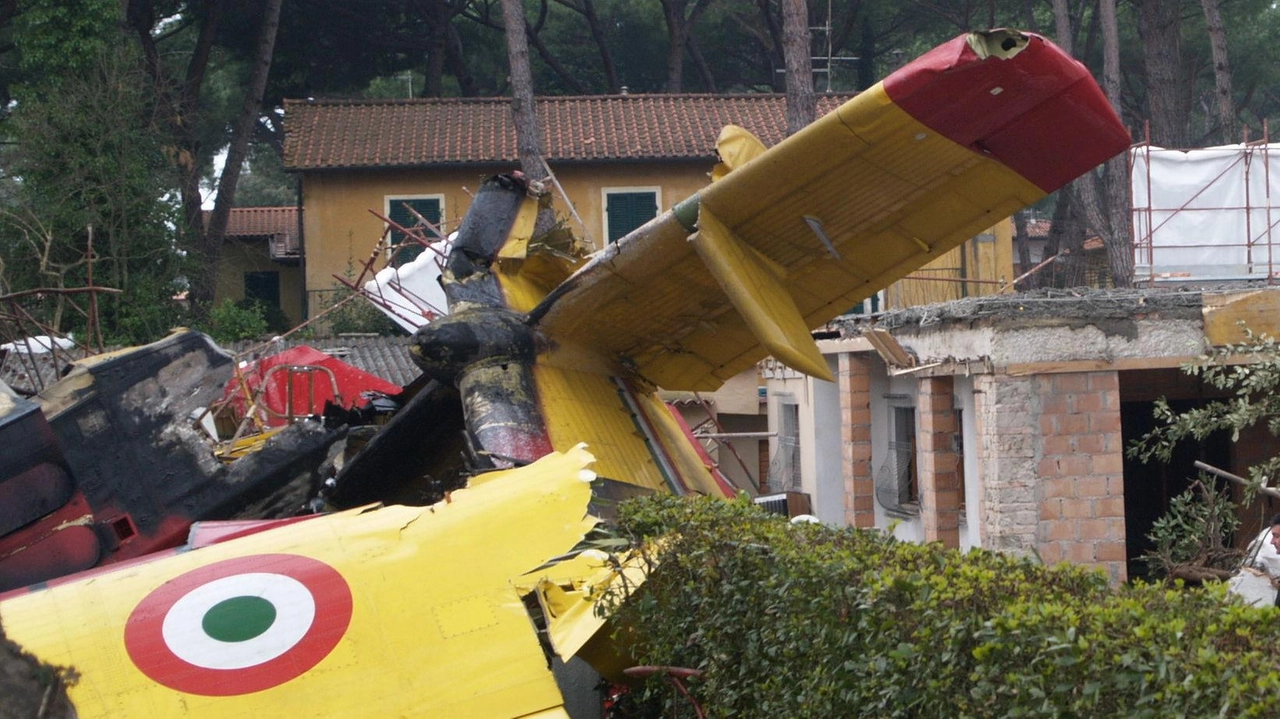 Il canadair caduto su una casa