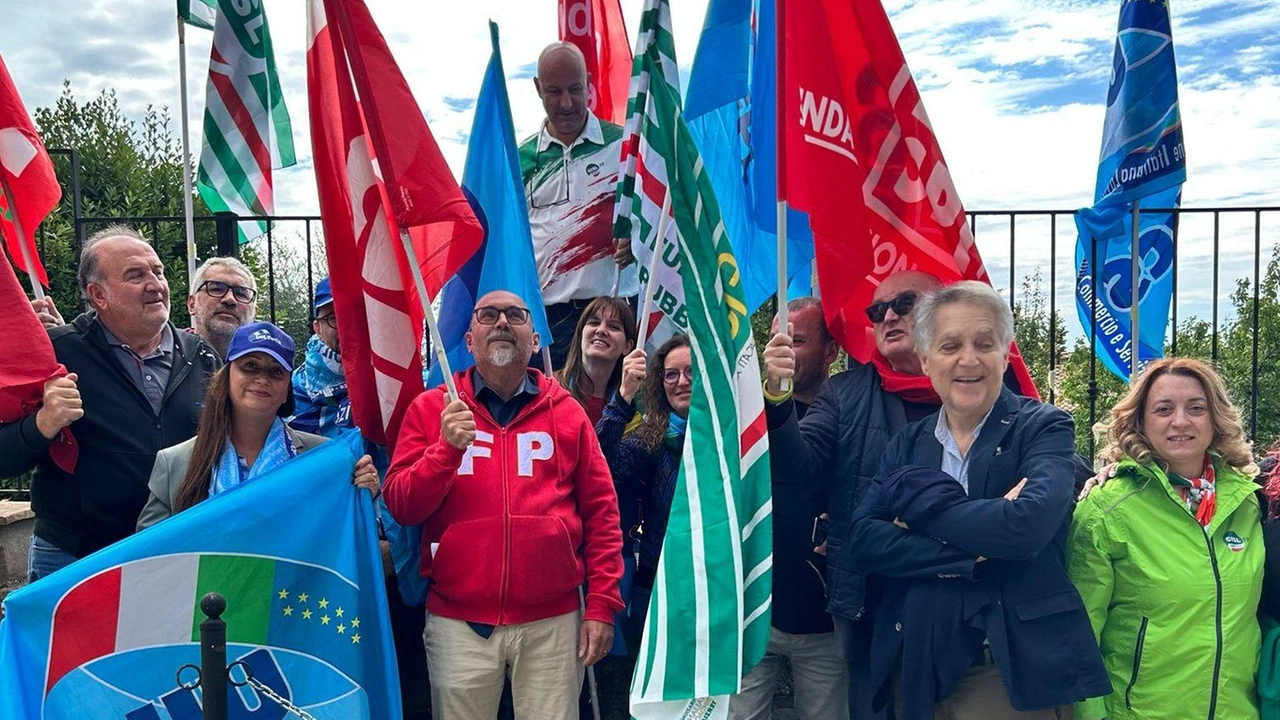 Lavoratori socio-sanitari a Città della Pieve protestano per il contratto Uneba scaduto da 5 anni, chiedendo parità retributiva e normativa.