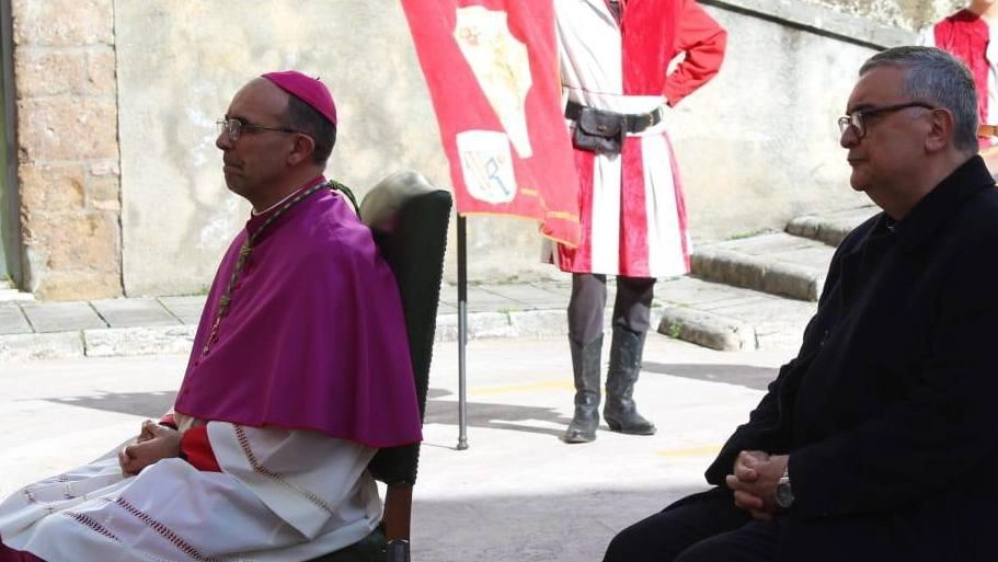 A sinistra il vescovo Giordano. durante una delle cerimonie per il suo insediamento a Pitigliano