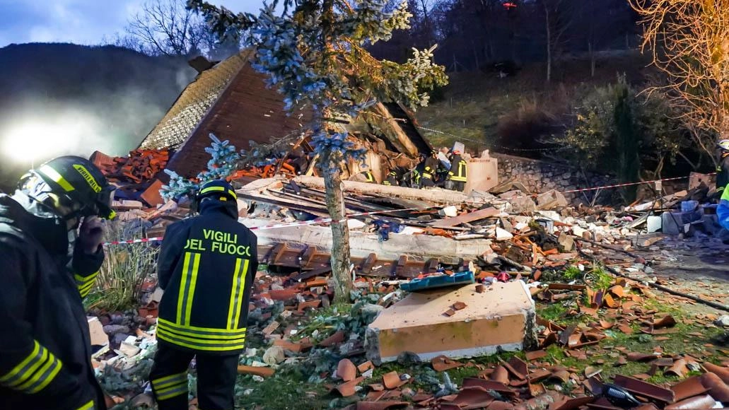 Nella foto di Borghesi i vigili del fuoco intervenuti lo scorso dicembre per l’esplosione della villetta a Molazzana dove hanno perso la vita Seetoh Kwok Meng e Chang Kai En Nella foto di Borghesi i vigili del fuoco intervenuti lo scorso dicembre per l’esplosione della villetta a Molazzana dove hanno perso la vita Seetoh Kwok Meng e Chang Kai En