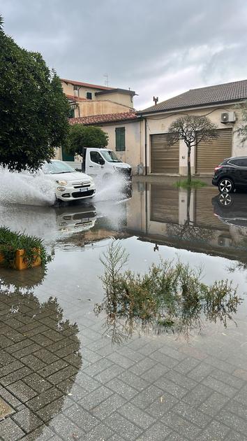 Maltempo, strade allagate e disagi a Marina di Pisa