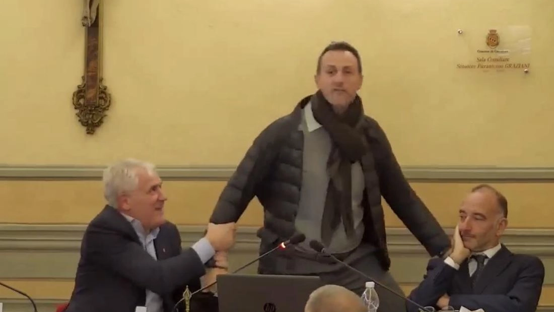 Il sindaco Marcello Pierucci trattiene il presidente del consiglio Andrea Boccardo Il sindaco Marcello Pierucci trattiene il presidente del consiglio Andrea Boccardo