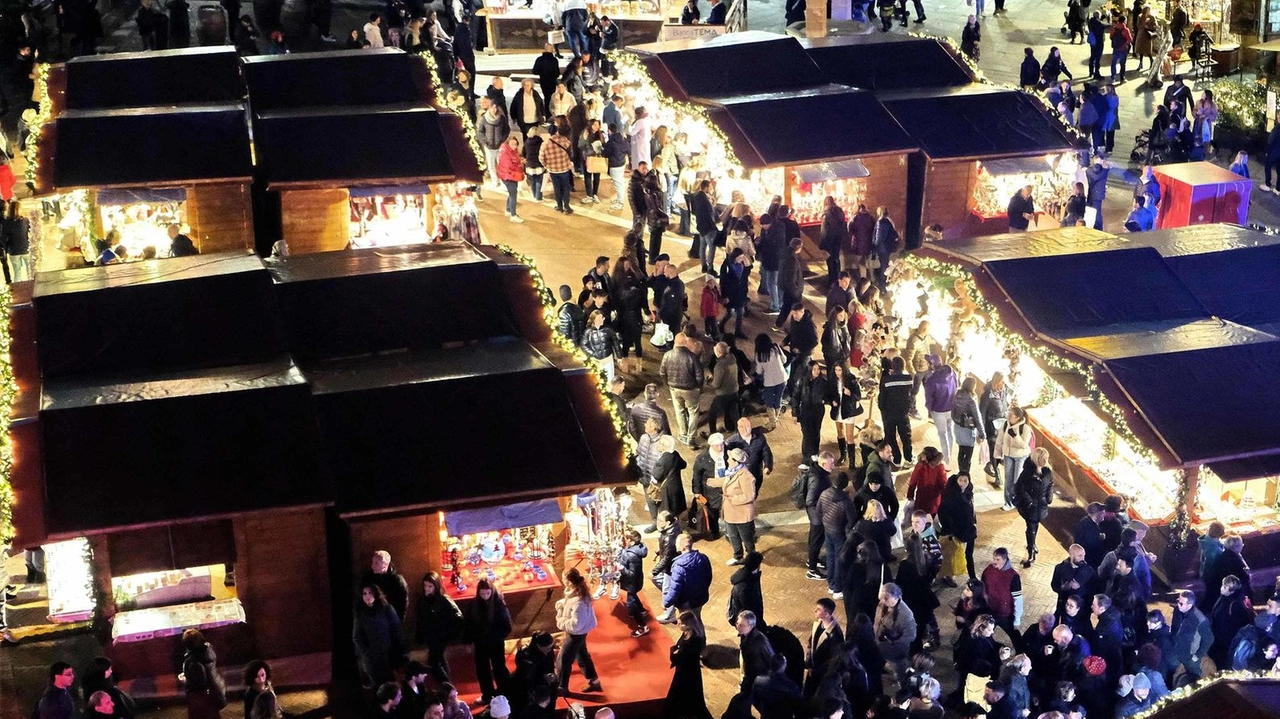 Arezzo si prepara ad un lungo weekend di eventi straordinari con l'arrivo del Forum Risk, attirando migliaia di visitatori. Numeri record e grande afflusso turistico confermano il successo della Città del Natale. Arezzo si prepara ad un lungo weekend di eventi straordinari con l'arrivo del Forum Risk, attirando migliaia di visitatori. Numeri record e grande afflusso turistico confermano il successo della Città del Natale.