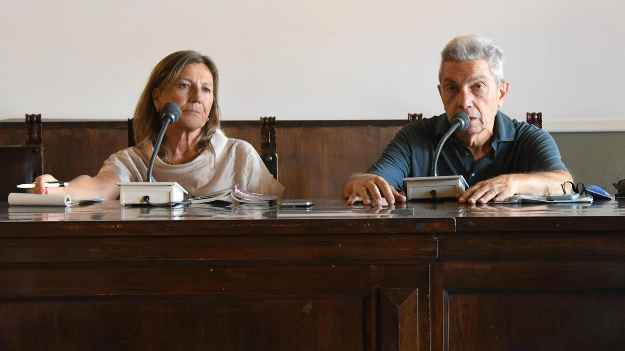 Padellaro conquista il pubblico con il suo ’Antifascisti immaginari’. Il caldo fa spostare la location da piazza Matteotti all’Accademia. Padellaro conquista il pubblico con il suo ’Antifascisti immaginari’. Il caldo fa spostare la location da piazza Matteotti all’Accademia.