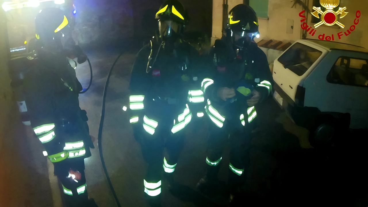 L’intervento della squadra dei vigili del fuoco sabato sera in via degli Alpini a San Filippo per un incendio in abitazione L’intervento della squadra dei vigili del fuoco sabato sera in via degli Alpini a San Filippo per un incendio in abitazione