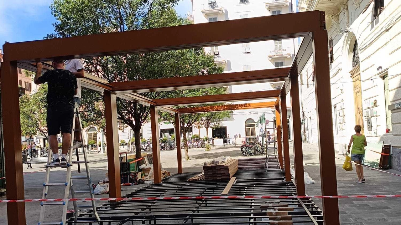 Diciamo che la struttura in corso di installazione nella centralissima piazza Saint Bon non poteva passare inosservata: un gigantesco... Diciamo che la struttura in corso di installazione nella centralissima piazza Saint Bon non poteva passare inosservata: un gigantesco...
