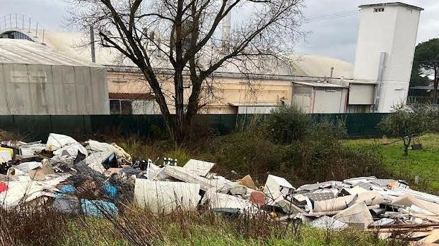 Discarica abusiva di rifiuti segnalata dai cittadini in via Prato a Oste Discarica abusiva di rifiuti segnalata dai cittadini in via Prato a Oste