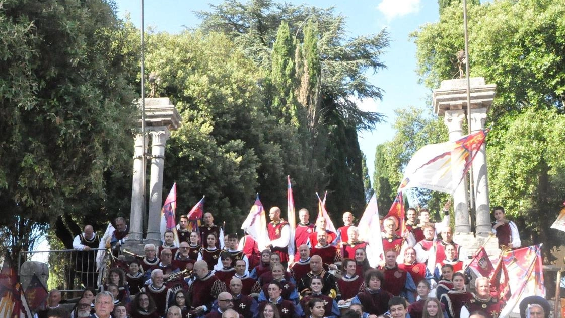 Un nutrito gruppo di giovani massetani hanno preso la strada di Volterra dove, alle 15.15 , come vuole la... Un nutrito gruppo di giovani massetani hanno preso la strada di Volterra dove, alle 15.15 , come vuole la...