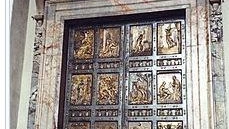 La Porta Santa in San Pietro, la prima ad essere aperta da Papa Francesco il 24 dicembre scorso è opera... La Porta Santa in San Pietro, la prima ad essere aperta da Papa Francesco il 24 dicembre scorso è opera...