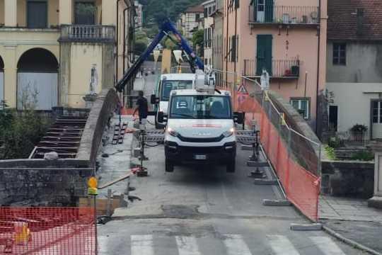 https://www.lanazione.it/image-service/view/acePublic/alias/contentid/OWYyMzllMDQtNjhlMC00/0/passerella-fumata-bianca-struttura-dellopera-pronta-ora-il-ponte-e-piu-sicuro.jpeg?f=1.91:1&w=1200