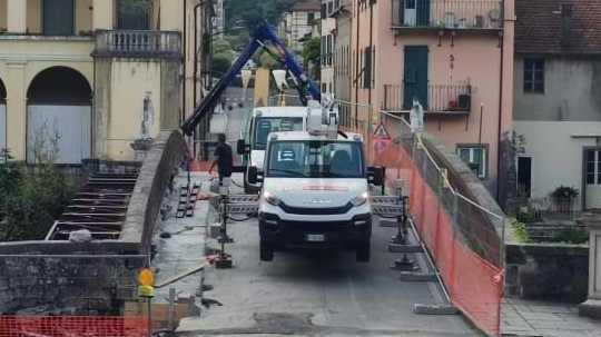Il cantiere per la realizzazione della passerella pedonale al ponte dei Quattro Santi Il cantiere per la realizzazione della passerella pedonale al ponte dei Quattro Santi