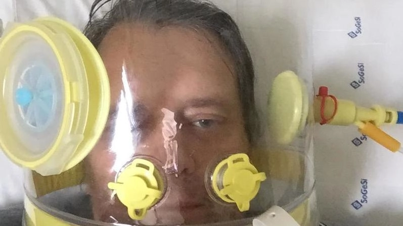 Francesco Bologna durante il ricovero in ospedale. In alto: nella sua casa