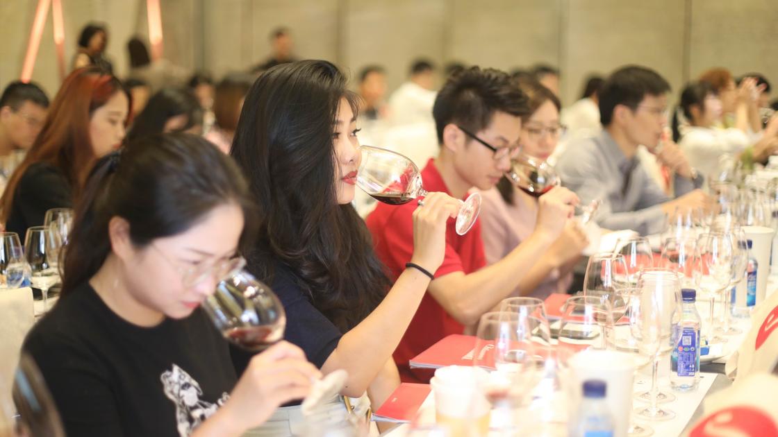 https://www.lanazione.it/image-service/view/acePublic/alias/contentid/OWYyZDdhN2EtZDVhNS00/0/il-consorzio-vino-chianti-vola-in-cina.jpeg?f=16:9&w=1200&h=630