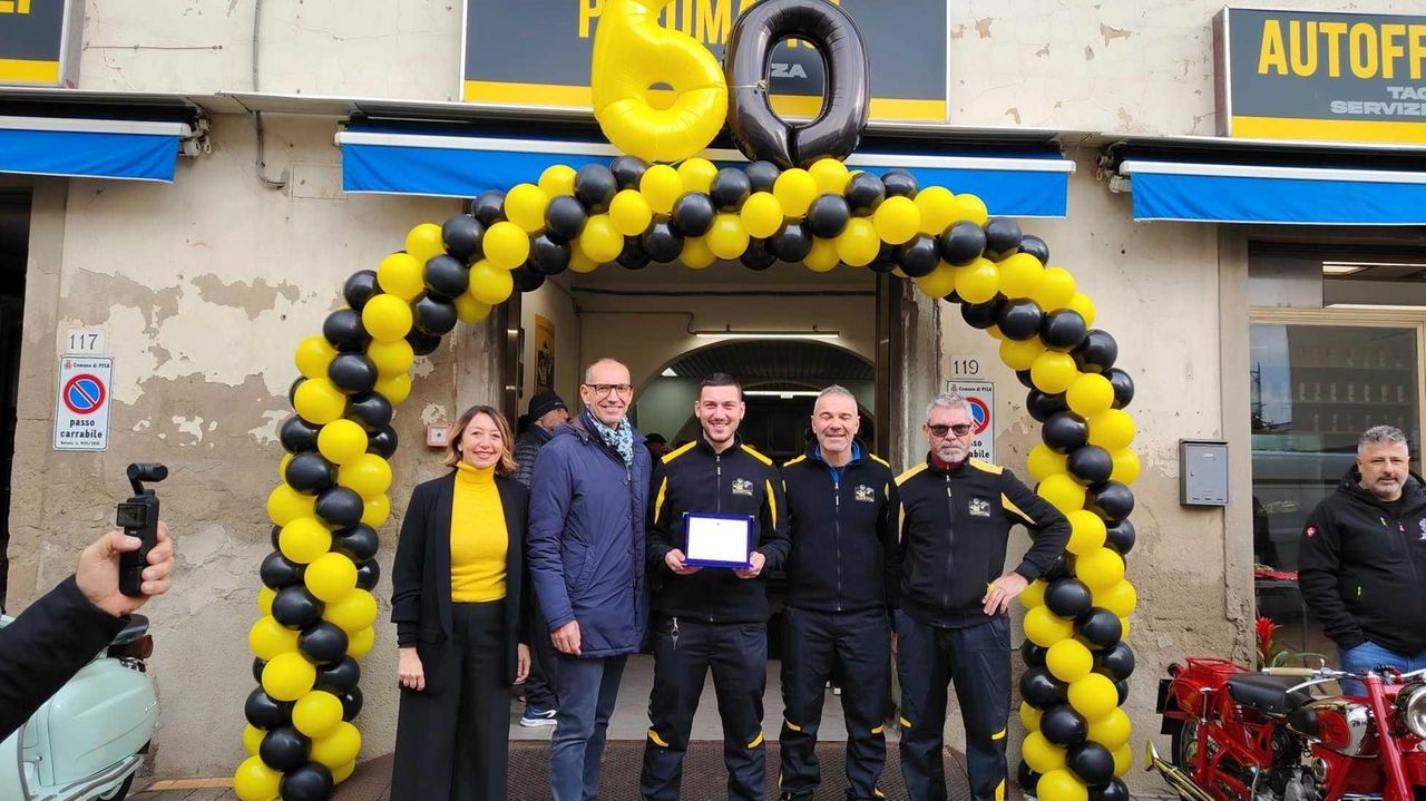 60 anni e non sentirli: è il grande traguardo che ha raggiunto l’Autofficina Cei, rimessa in via Cattaneo 119, che ieri ha compiuto sei decadi di attività 60 anni e non sentirli: è il grande traguardo che ha raggiunto l’Autofficina Cei, rimessa in via Cattaneo 119, che ieri ha compiuto sei decadi di attività