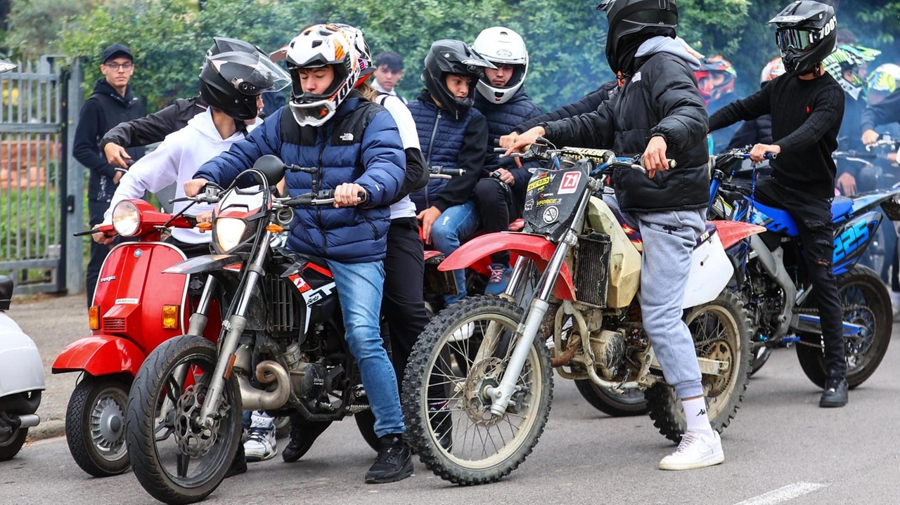 Il corteo in moto che ha seguito la bara di Leonardo al funerale Il corteo in moto che ha seguito la bara di Leonardo al funerale