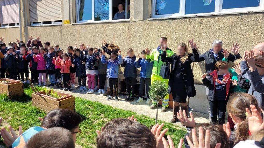 All’istituto di Torrita, un "saluto speciale" per il bambino che avrebbe compiuto 11 anni. La dirigente Santoni: "Ci sono i colori, la musica, la natura, lui amava tutto questo".