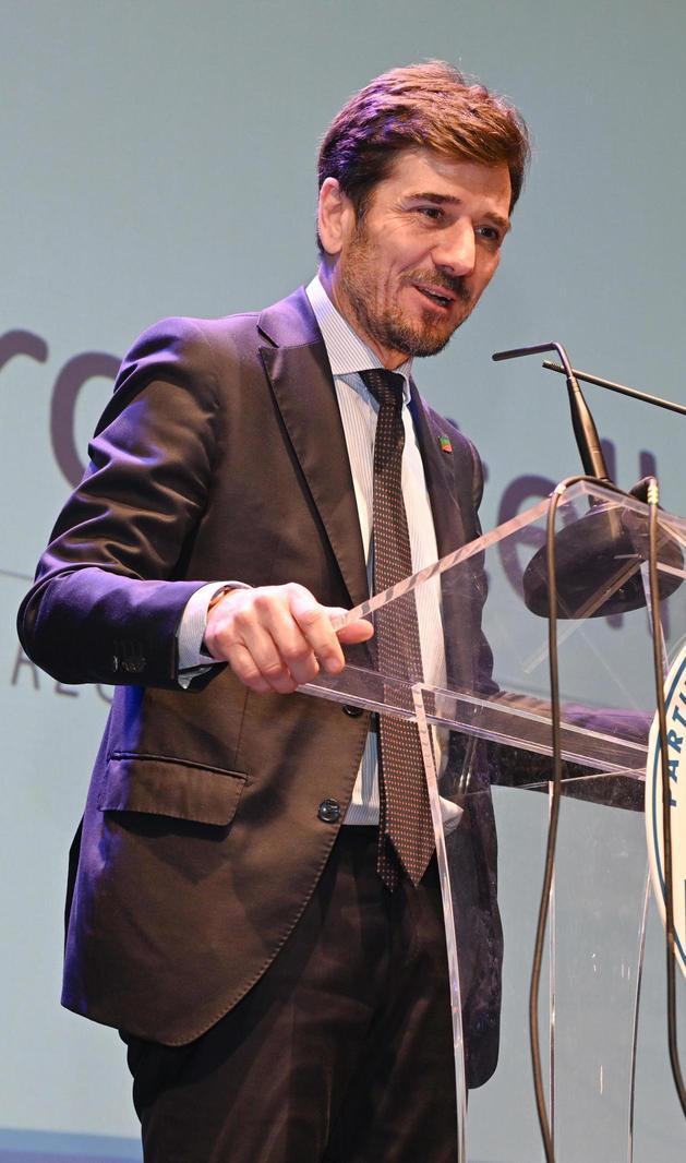 https://www.lanazione.it/image-service/view/acePublic/alias/contentid/OWYzYWUxZWItYTA2ZC00/0/e-sullaeroporto-stella-bacchetta-galli.jpeg