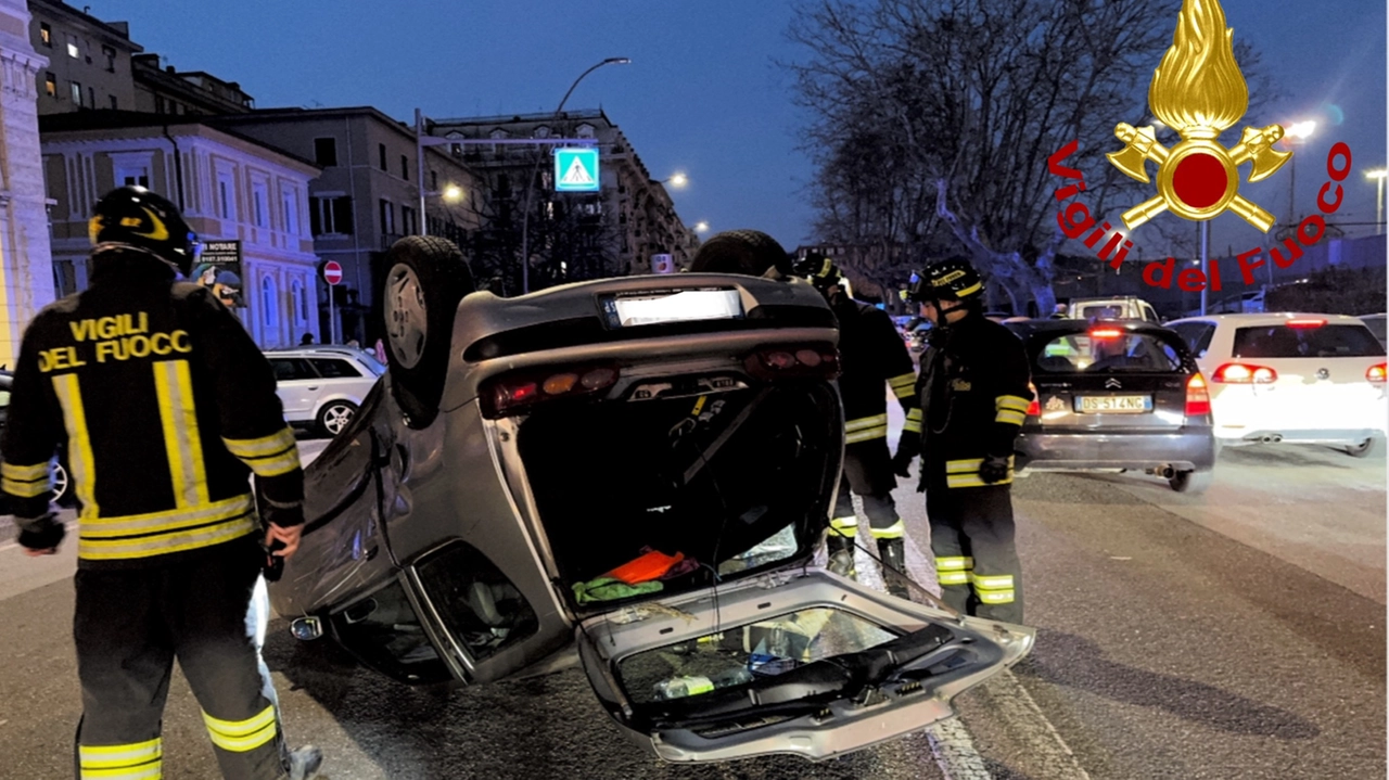 L'auto ribaltata e l'intervento dei vigili del fuoco