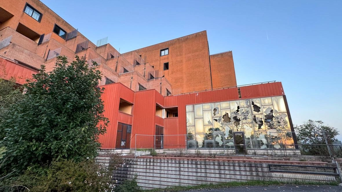 L’ex hotel Paradiso a Montecatini Alto versa in stato di abbandono dopo essere stato confiscato ormai più di trent’anni fa alla banda della Magliana L’ex hotel Paradiso a Montecatini Alto versa in stato di abbandono dopo essere stato confiscato ormai più di trent’anni fa alla banda della Magliana