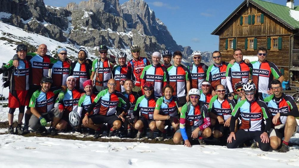 Una bella foto di gruppo del Gumasio con Renzo Busoni (il quarto in piedi da destra) Una bella foto di gruppo del Gumasio con Renzo Busoni (il quarto in piedi da destra)