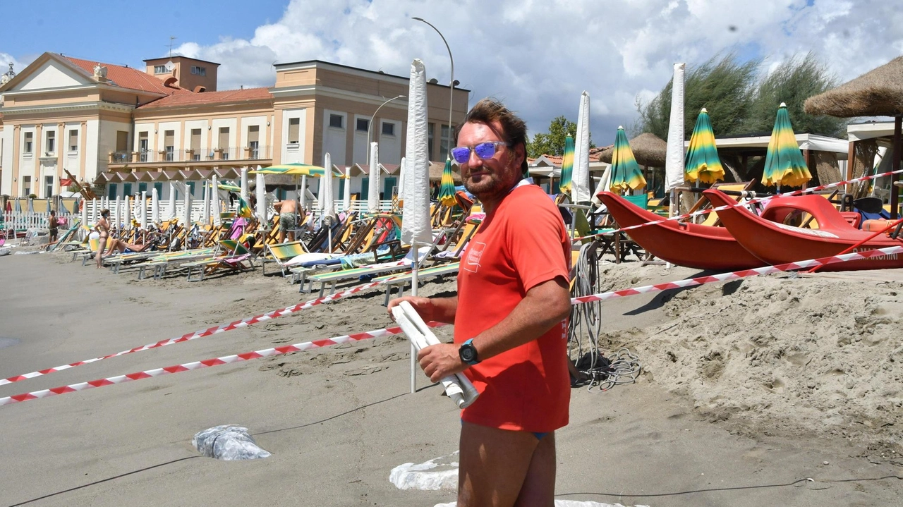 La decisione del sindaco dopo i danni delle mareggiate. I titolari del Marchini: "Siamo un malato terminale". La manta avvistata anche ieri alle 9, ma secondo la Capitaneria di porto è innocua e torna la bandiera gialla. La decisione del sindaco dopo i danni delle mareggiate. I titolari del Marchini: "Siamo un malato terminale". La manta avvistata anche ieri alle 9, ma secondo la Capitaneria di porto è innocua e torna la bandiera gialla.