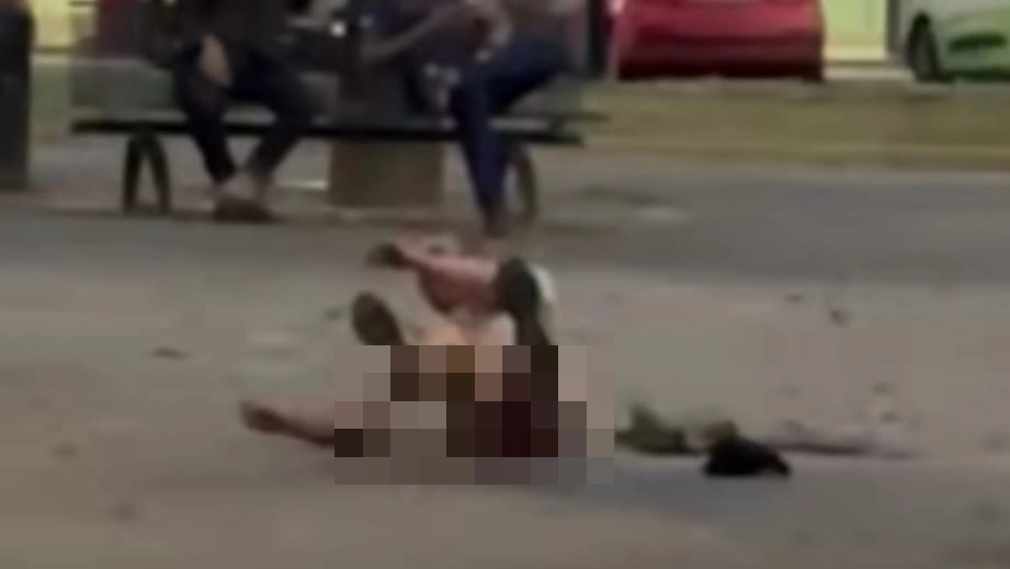 Un uomo si è denudato in piazza