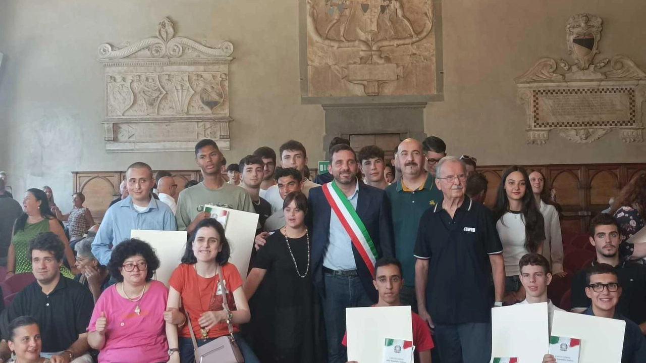 Un momento della consegna delle copie della Costituzione Un momento della consegna delle copie della Costituzione