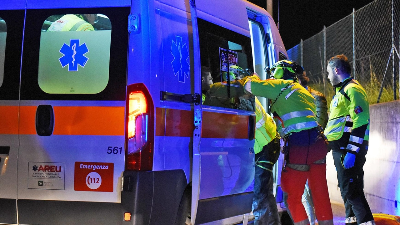 L’intervento di alcuni sanitari su un’ambulanza inviata dal 118 (foto d’archivio)
