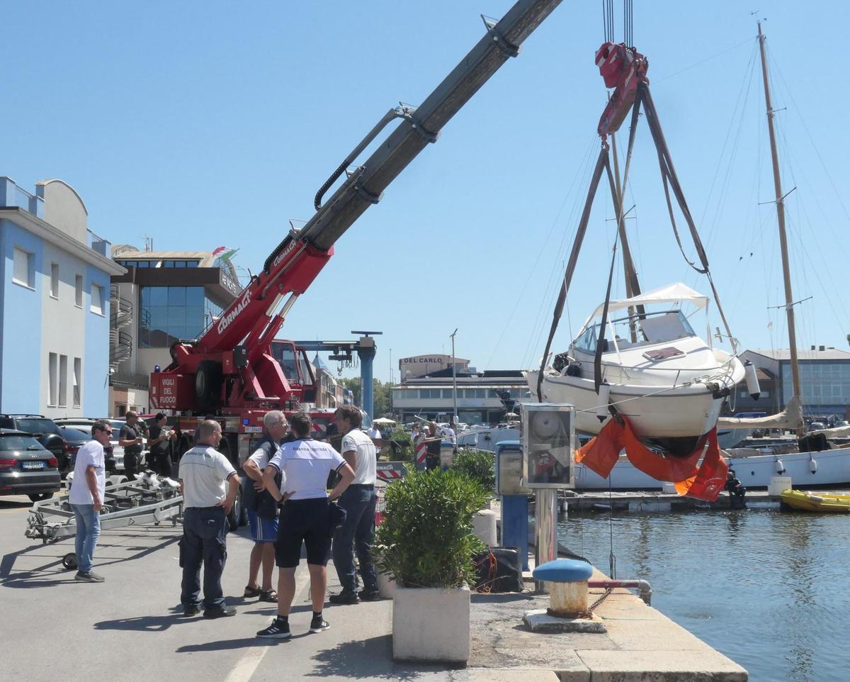 Collisione tra barche fuori dal porto. Due pescatori si salvano per un tuffo Collisione tra barche fuori dal porto. Due pescatori si salvano per un tuffo