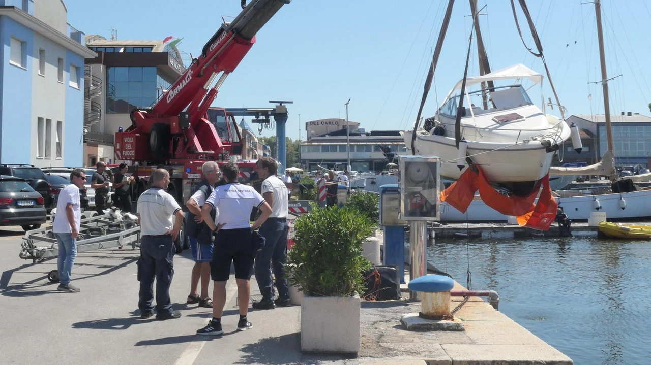 Il recupero del natante con a bordo i due pescatori sportivi gravemente danneggiato nella collisione con un’imbarcazione Il recupero del natante con a bordo i due pescatori sportivi gravemente danneggiato nella collisione con un’imbarcazione