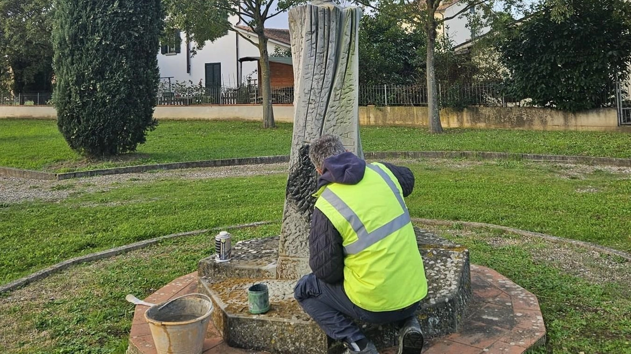 Il monumento dedicato a Roberto Benigni nel Parco della Creatività di Manciano è stato nuovamente imbrattato. Una croce celtica da alcuni giorni è stata disegnata sull’opera. Adesso si cerca l’autore del gesto Il monumento dedicato a Roberto Benigni nel Parco della Creatività di Manciano è stato nuovamente imbrattato. Una croce celtica da alcuni giorni è stata disegnata sull’opera. Adesso si cerca l’autore del gesto