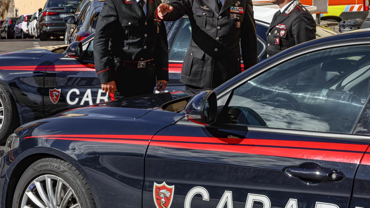«Ti ammazzo, ti taglio la gola» le parole intimidatorie Le frasi rivolte commerciante Nella foto i carabinieri «Ti ammazzo, ti taglio la gola» le parole intimidatorie Le frasi rivolte commerciante Nella foto i carabinieri