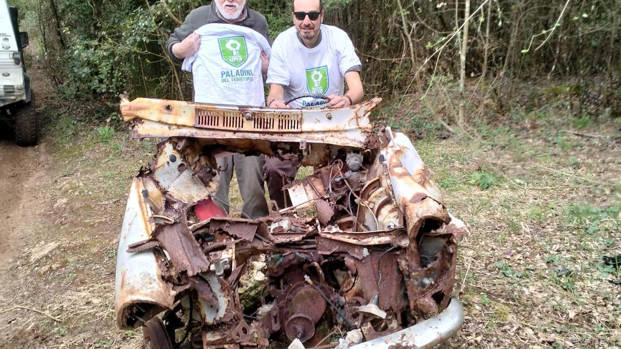 Discarica a cielo aperto nei boschi intorno alla Città delle Torri: tra i rifiuti anche la carcassa di un’auto