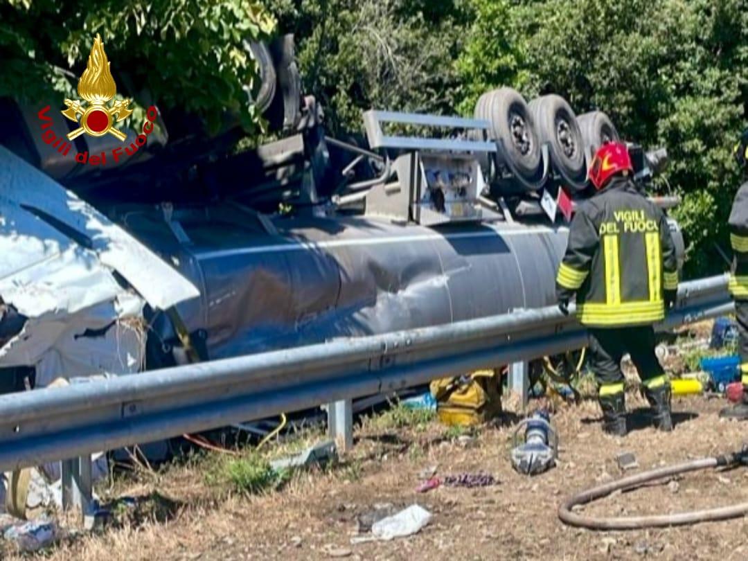 Caos A12, si ribalta cisterna di carburante: pericolo per la benzina. Grave il conducente