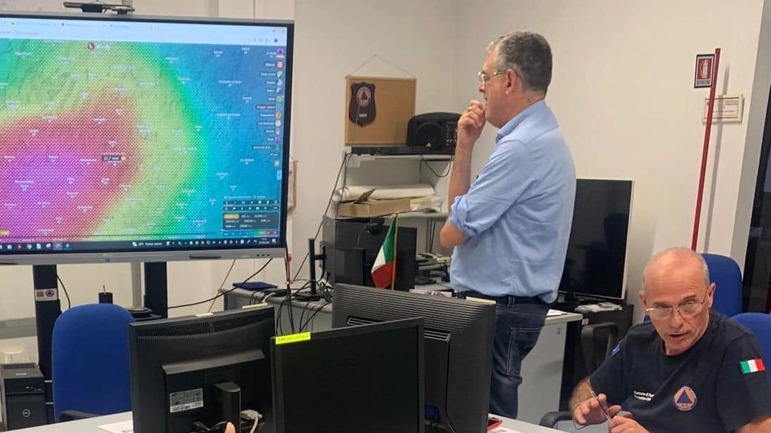 Il vice sindaco. e assessore protezione civile Simone Faggi e il responsabile della protezione civile comunale Sergio Brachi riuniti al Coc Il vice sindaco. e assessore protezione civile Simone Faggi e il responsabile della protezione civile comunale Sergio Brachi riuniti al Coc