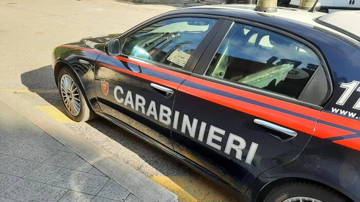 Caos e danni all’ufficio postale. Poi ferisce a morsi un carabiniere
