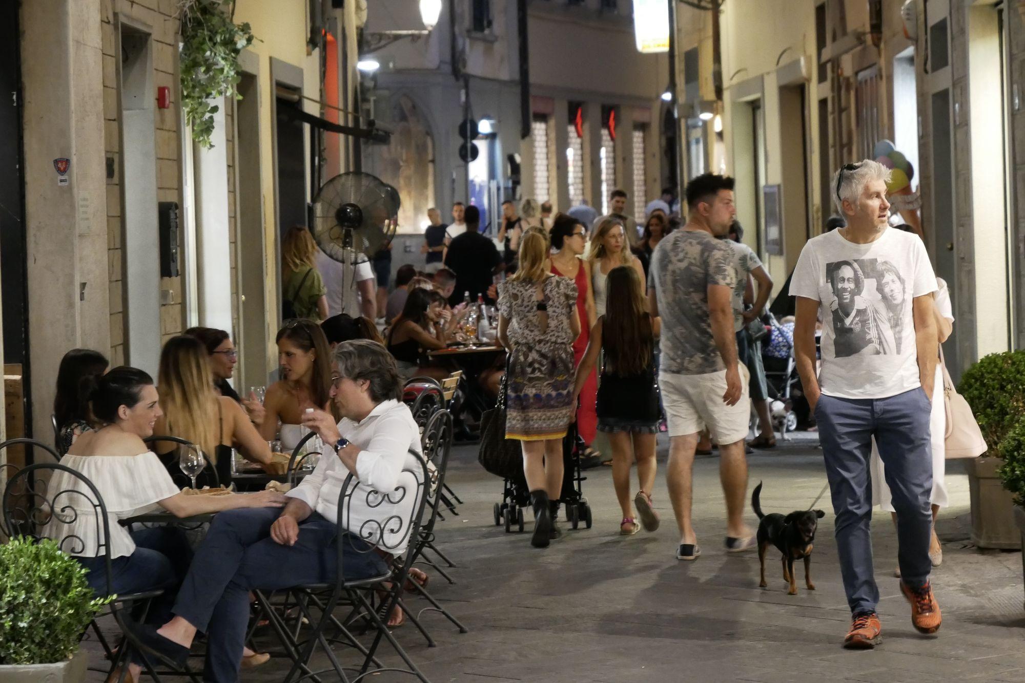 Verso l’estate in centro, il Comune sostiene le aperture dei negozi. E tutor per la movida Verso l’estate in centro, il Comune sostiene le aperture dei negozi. E tutor per la movida