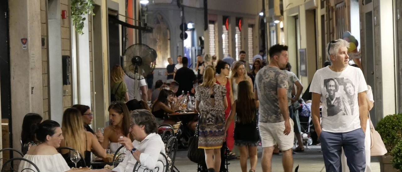 Verso l’estate in centro, il Comune sostiene le aperture dei negozi. E tutor per la movida