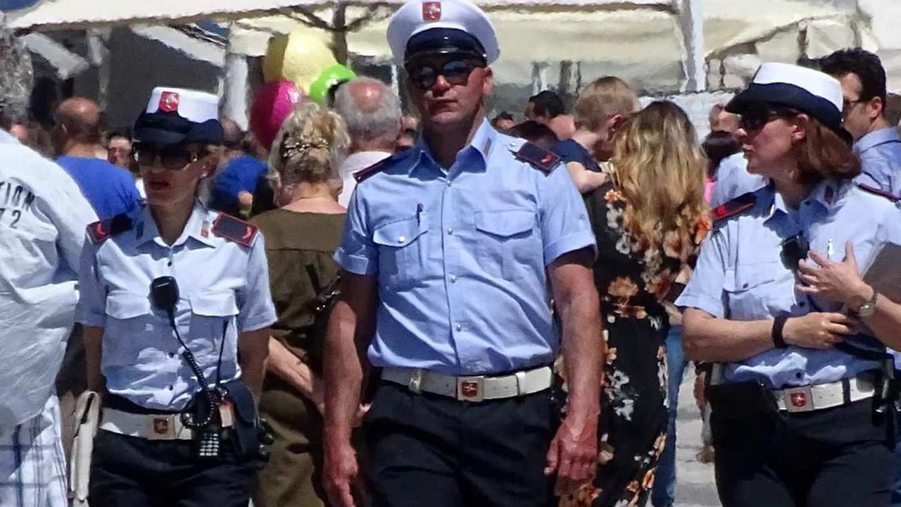 La Polizia Municipale ha accertato le irregolarità amministrative (Foto Umicini) La Polizia Municipale ha accertato le irregolarità amministrative (Foto Umicini)