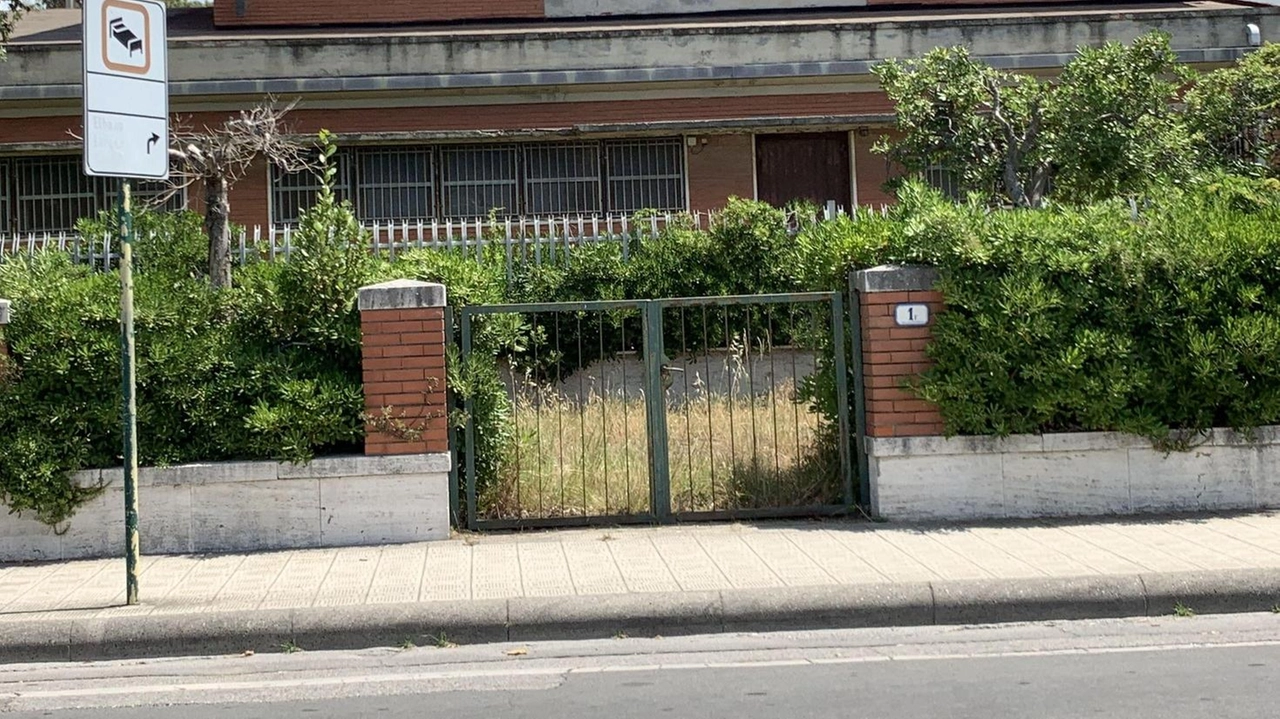 L’ex Teti, edificio sul lungomare per il quale è in ballo il progetto di realizzazione di tre appartamenti, torna al cento della discussione L’ex Teti, edificio sul lungomare per il quale è in ballo il progetto di realizzazione di tre appartamenti, torna al cento della discussione