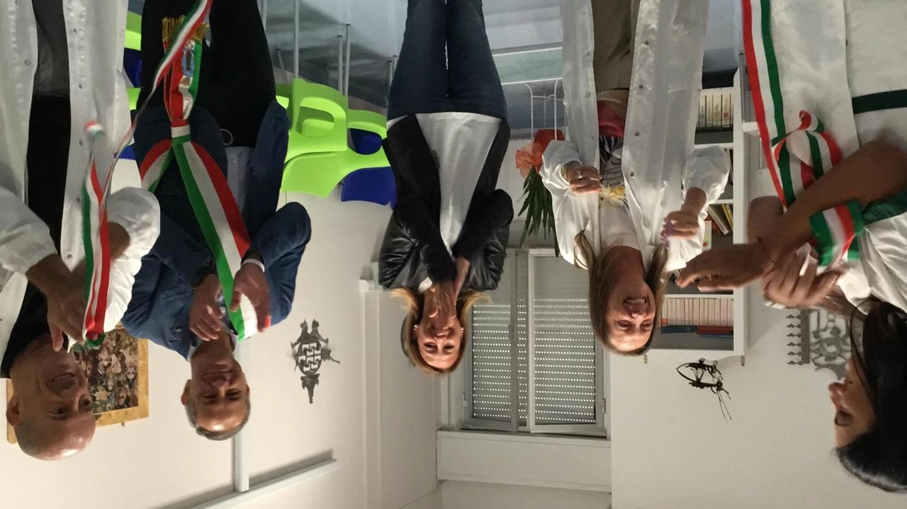 Il taglio del nastro ieri mattina all’ospedale di Fivizzano dei nuovi arredi donati alla presenza del sindaco Gianluigi Giannetti Il taglio del nastro ieri mattina all’ospedale di Fivizzano dei nuovi arredi donati alla presenza del sindaco Gianluigi Giannetti
